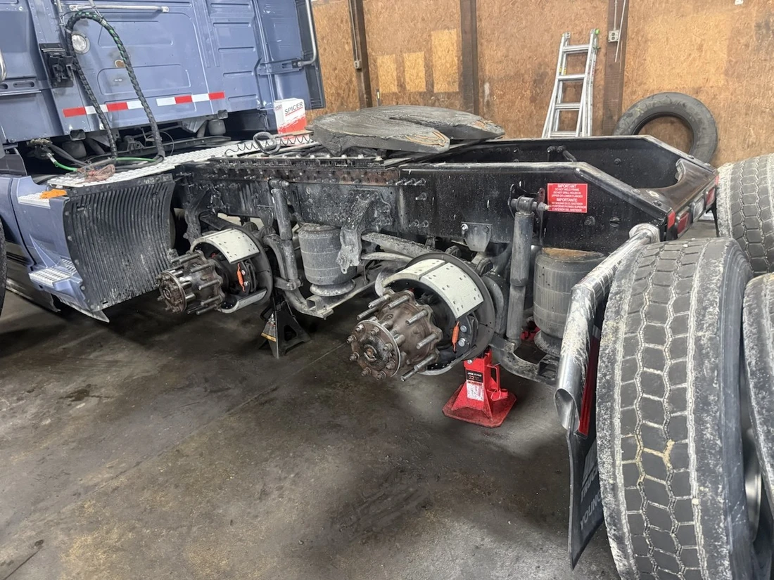 Drive axle and air suspension work on a tractor